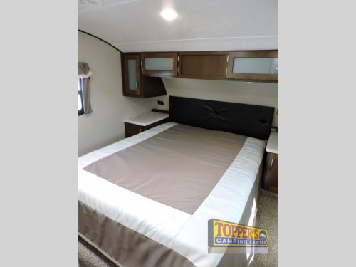 Prime Time Crusader Lite 30BH fifth wheel bedroom